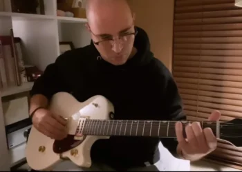 25η Μαρτίου: Ο Κωνσταντίνος Μπογδάνος παίζει στην ηλεκτρική κιθάρα τον Εθνικό Ύμνο