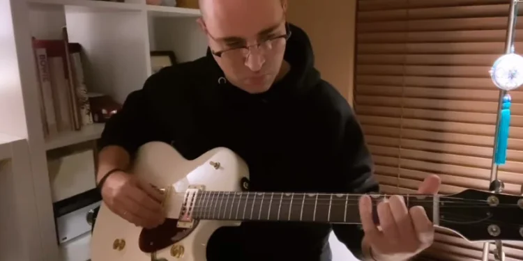 25η Μαρτίου: Ο Κωνσταντίνος Μπογδάνος παίζει στην ηλεκτρική κιθάρα τον Εθνικό Ύμνο