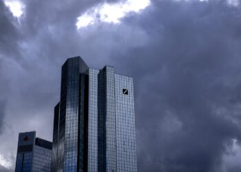 «Βόμβα» 40 τρισ. απειλεί την Deutsche Bank; – Oι ανησυχίες και τα επικίνδυνα «ανοίγματα»