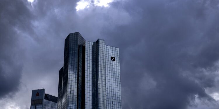 «Βόμβα» 40 τρισ. απειλεί την Deutsche Bank; – Oι ανησυχίες και τα επικίνδυνα «ανοίγματα»