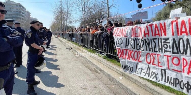 25η Μαρτίου: Διαμαρτυρία για τα Τέμπη με μαύρα μπαλόνια και πανό στην παρέλαση της Θεσσαλονίκης