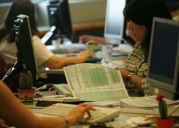 Φορολογικές δηλώσεις 2023: Πότε ξεκινούν, ποιοι δεν θα «πληρώσουν» πρόστιμο ακόμα και αν καθυστερήσουν την υποβολή