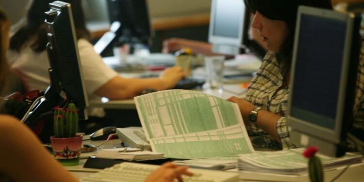 Φορολογικές δηλώσεις 2023: Πότε ξεκινούν, ποιοι δεν θα «πληρώσουν» πρόστιμο ακόμα και αν καθυστερήσουν την υποβολή