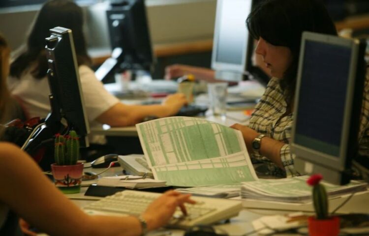 Φορολογικές δηλώσεις 2023: Πότε ξεκινούν, ποιοι δεν θα «πληρώσουν» πρόστιμο ακόμα και αν καθυστερήσουν την υποβολή