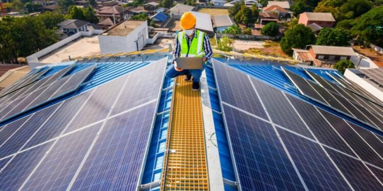 Φωτοβολταϊκά στη στέγη: Επιδότηση 75% από Απρίλιο – Αναλυτικός οδηγός