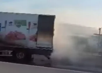 Φορτηγό πήρε φωτιά στην εθνική οδό Πατρών – Κορίνθου