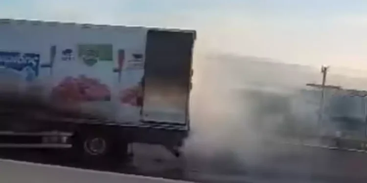 Φορτηγό πήρε φωτιά στην εθνική οδό Πατρών – Κορίνθου