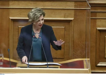 «Έσπασαν» το αυτοκίνητο της Όλγας Γεροβασίλη στην Ακαδημίας – Τραυματίστηκε ελαφρά ο αστυνομικός της