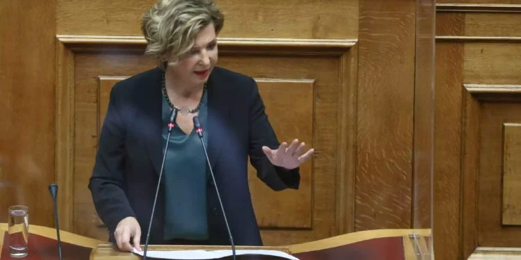 «Έσπασαν» το αυτοκίνητο της Όλγας Γεροβασίλη στην Ακαδημίας – Τραυματίστηκε ελαφρά ο αστυνομικός της