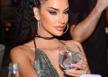 Σάλος μεσημεριάτικα στον ΣΚΑΪ – Βγήκε με στρινγκ στην τηλεόραση. Αποκαλυπτικό πλάνο(Βίντεο)