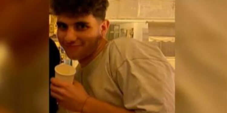 Τέμπη: Εξιτήριο για τον νεαρό που ήταν στο κυλικείο τη στιγμή της φονικής σύγκρουσης – «Βγήκε από μία τρύπα» λέει ο πατέρας του