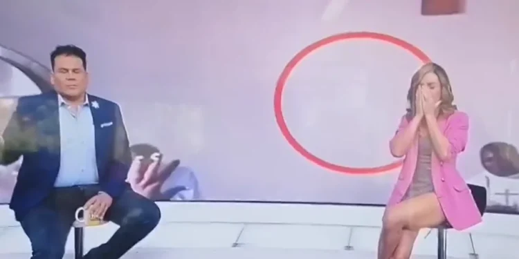 Σοκαριστικό: Η στιγμή που Κολομβιανή παρουσιάστρια καταρρέει κατά τη διάρκεια ζωντανής εκπομπής(Βίντεο)