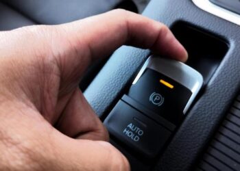 Το κουμπί δίπλα στο χειρόφρενο του αυτοκινήτου που ελάχιστοι γνωρίζουν -Πώς μας βοηθά