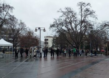 Τέμπη: Από νωρίς στην «ουρά» οι Λαρισαίοι για να δώσουν αίμα