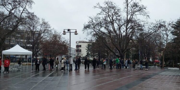 Τέμπη: Από νωρίς στην «ουρά» οι Λαρισαίοι για να δώσουν αίμα