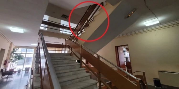 Πανικός στα δικαστήρια της Λάρισας με νεαρό που κρεμάστηκε για να αυτοκτονήσει: Τον έσωσαν δύο γυναίκες