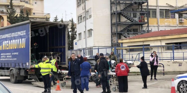 Σύγκρουση τρένων: Σκηνές που κόβουν το αίμα στη Λάρισα – Ξεφορτώνουν κρεβάτια νεκροψίας με φορτηγά