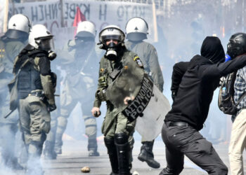 Σύγκρουση τρένων στη Λάρισα: Άρχισαν τα ίδια μετά από χρόνια – Τα έσπασαν στο Σύνταγμα, δείτε βίντεο