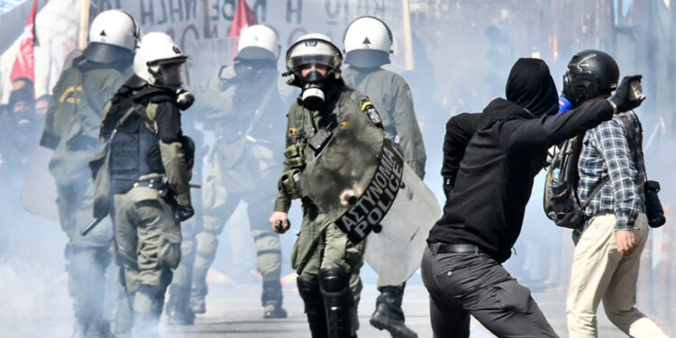 Σύγκρουση τρένων στη Λάρισα: Άρχισαν τα ίδια μετά από χρόνια – Τα έσπασαν στο Σύνταγμα, δείτε βίντεο