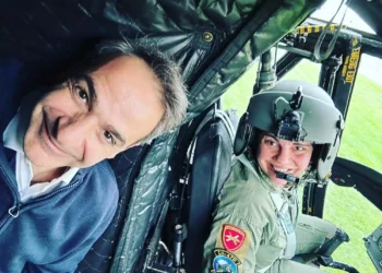 Κυριάκος Μητσοτάκης: Η selfie με την πρώτη γυναίκα κυβερνήτη σε ειδικό μέσο της Αεροπορίας Στρατού