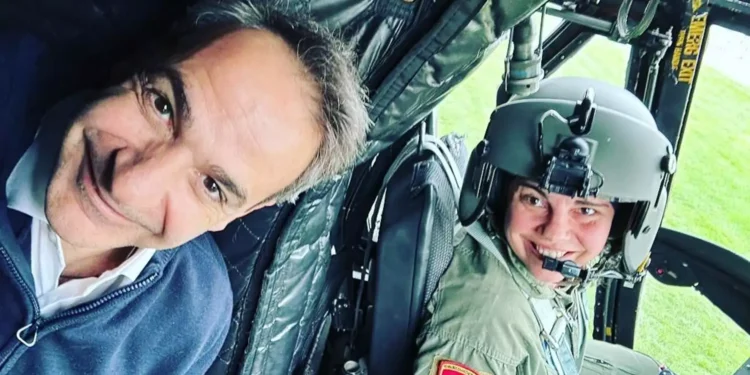 Κυριάκος Μητσοτάκης: Η selfie με την πρώτη γυναίκα κυβερνήτη σε ειδικό μέσο της Αεροπορίας Στρατού