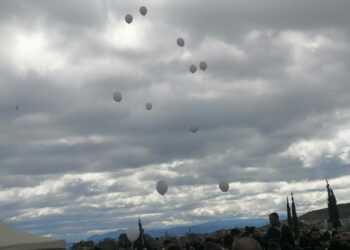 Σκηνές αρχαίας τραγωδίας στην κηδεία του 18χρονου Αντώνη – Με λευκά μπαλόνια οι συμμαθητές του