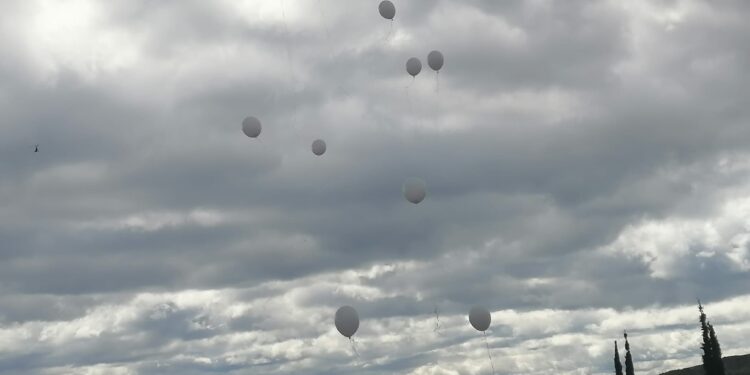 Σκηνές αρχαίας τραγωδίας στην κηδεία του 18χρονου Αντώνη – Με λευκά μπαλόνια οι συμμαθητές του