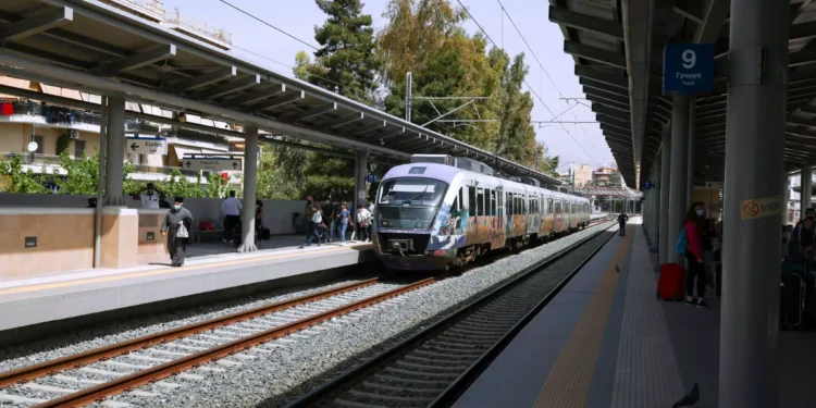 Επανεκκίνηση στο σιδηρόδρομο με μειωμένα δρομολόγια τρένων – Ακινητοποιημένες οι εμπορικές αμαξοστοιχίες