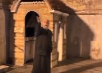 Παππάς που βρίζει χυδαία στην Καμάρα Θεσσαλονίκης (Bίντεο)