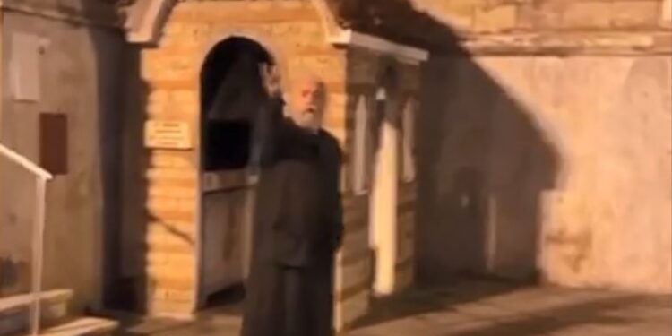 Παππάς που βρίζει χυδαία στην Καμάρα Θεσσαλονίκης (Bίντεο)