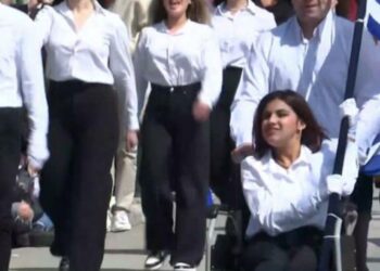 Θεσσαλονίκη: Συγκίνησε η 17χρονη Μαρία στην Πολίχνη – Παρέλασε με αμαξίδιο