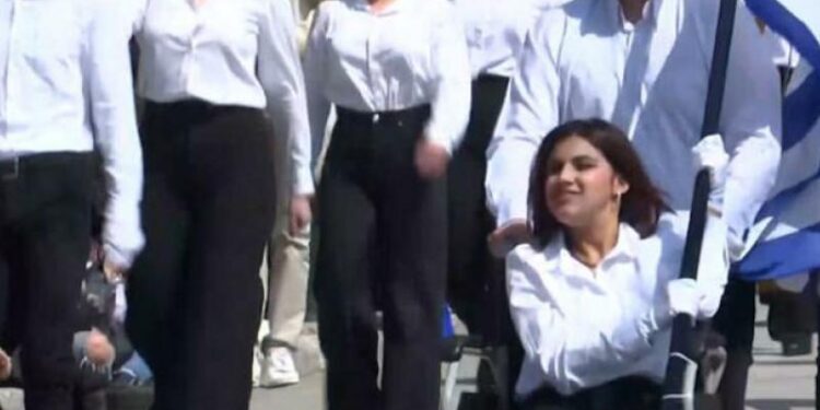 Θεσσαλονίκη: Συγκίνησε η 17χρονη Μαρία στην Πολίχνη – Παρέλασε με αμαξίδιο