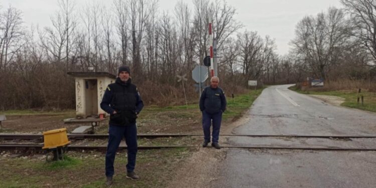 ΕΡΤ: Εταιρεία σεκιούριτι φυλάει σιδηροδρομική διάβαση στις Σέρρες (Εικόνες)