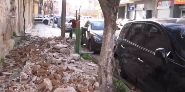 Θεσσαλονίκη: Κατέρρευσε στέγη σπιτιού – Σώθηκαν για λίγα εκατοστά ένα παιδί και ο σκύλος του(Βίντεο)