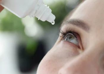 Ο ΕΟΦ εφιστά προσοχή σε οφθαλμικές σταγόνες που πωλούνται στην Ελλάδα και απαγορεύθηκαν στις ΗΠΑ