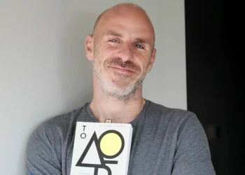 Στέφανος Ξενάκης: Συνελήφθη ο συγγραφέας – Εκκρεμούσαν καταδικαστικές αποφάσεις για ακάλυπτες επιταγές