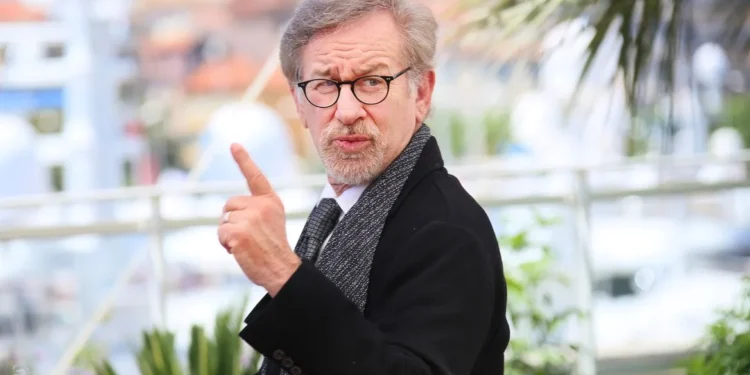 Στίβεν Σπίλμπεργκ: Η κυβέρνηση των ΗΠΑ κρύβει πληροφορίες σχετικά με τα UFO