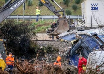 Τέμπη: Ζητούν νέα εξέταση DNA οι οικογένειες των θυμάτων – Μήνυση στον Κώστα Καραμανλή από πατέρα