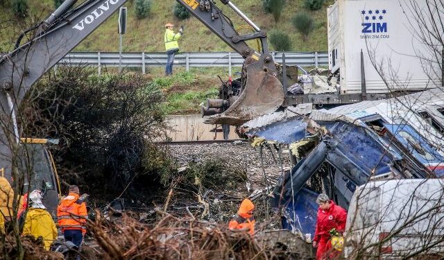 Τέμπη: Ζητούν νέα εξέταση DNA οι οικογένειες των θυμάτων – Μήνυση στον Κώστα Καραμανλή από πατέρα