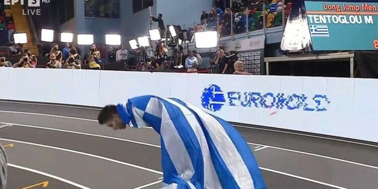 Μίλτος Τεντόγλου: Υποκλίθηκε στον κόσμο με την ελληνική σημαία στους ώμους