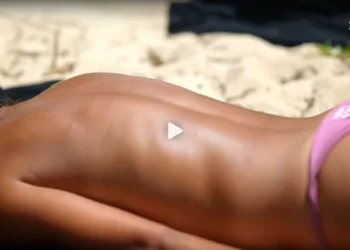 Ξεπέρασε και την Ελευθερίου – Αποκαλυπτικό πλάνο παίκτριας στο Survivor. Topless στην παραλία (Βίντεο)