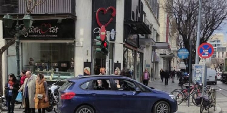 Θεσσαλονίκη: «Καβάλησε» την Τσιμισκή με ΙΧ για να πάρει… γλυκά από ζαχαροπλαστείο