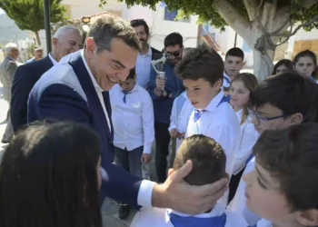 Αλέξης Τσίπρας σε παιδιά στην Τήλο: «Όλοι ΑΕΚτζήδες είστε εδώ;» (Βίντεο)