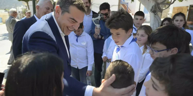 Αλέξης Τσίπρας σε παιδιά στην Τήλο: «Όλοι ΑΕΚτζήδες είστε εδώ;» (Βίντεο)