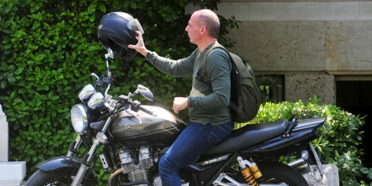 Ξυλοκόπησαν τον Γιάνη Βαρουφάκη έξω απο εστιατόριο στα Εξάρχεια