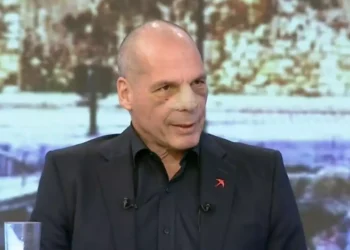 Γιάνης Βαρουφάκης: Πρώτη εμφάνιση μετά τον ξυλοδαρμό του στα Εξάρχεια – Με μελανίες και επίδεσμους