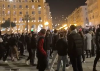 Άγριο ξύλο νεαρών κοριτσιών στην πλατεία Αριστοτέλους με…κοινό και μετάδοση στο Tik Tok (Βίντεο)