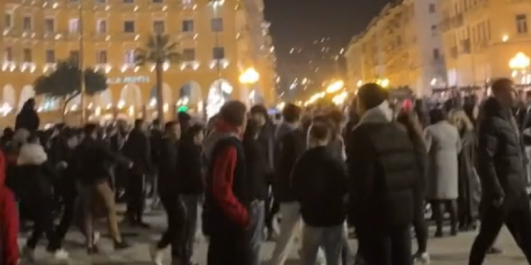 Άγριο ξύλο νεαρών κοριτσιών στην πλατεία Αριστοτέλους με…κοινό και μετάδοση στο Tik Tok (Βίντεο)