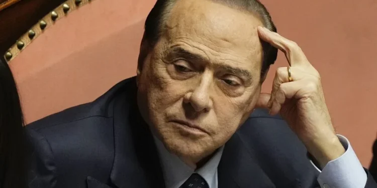 Ιταλία: Κρίσιμες οι ώρες για τον Σίλβιο Μπερλουσκόνι – Στην εντατική με καρδιοαναπνευστικά προβλήματα