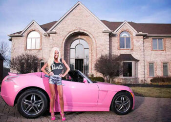 Sun: Κουνελάκι του Playboy έγινε οδηγός Uber – «Μου αρέσει να κρατάω το τιμόνι»